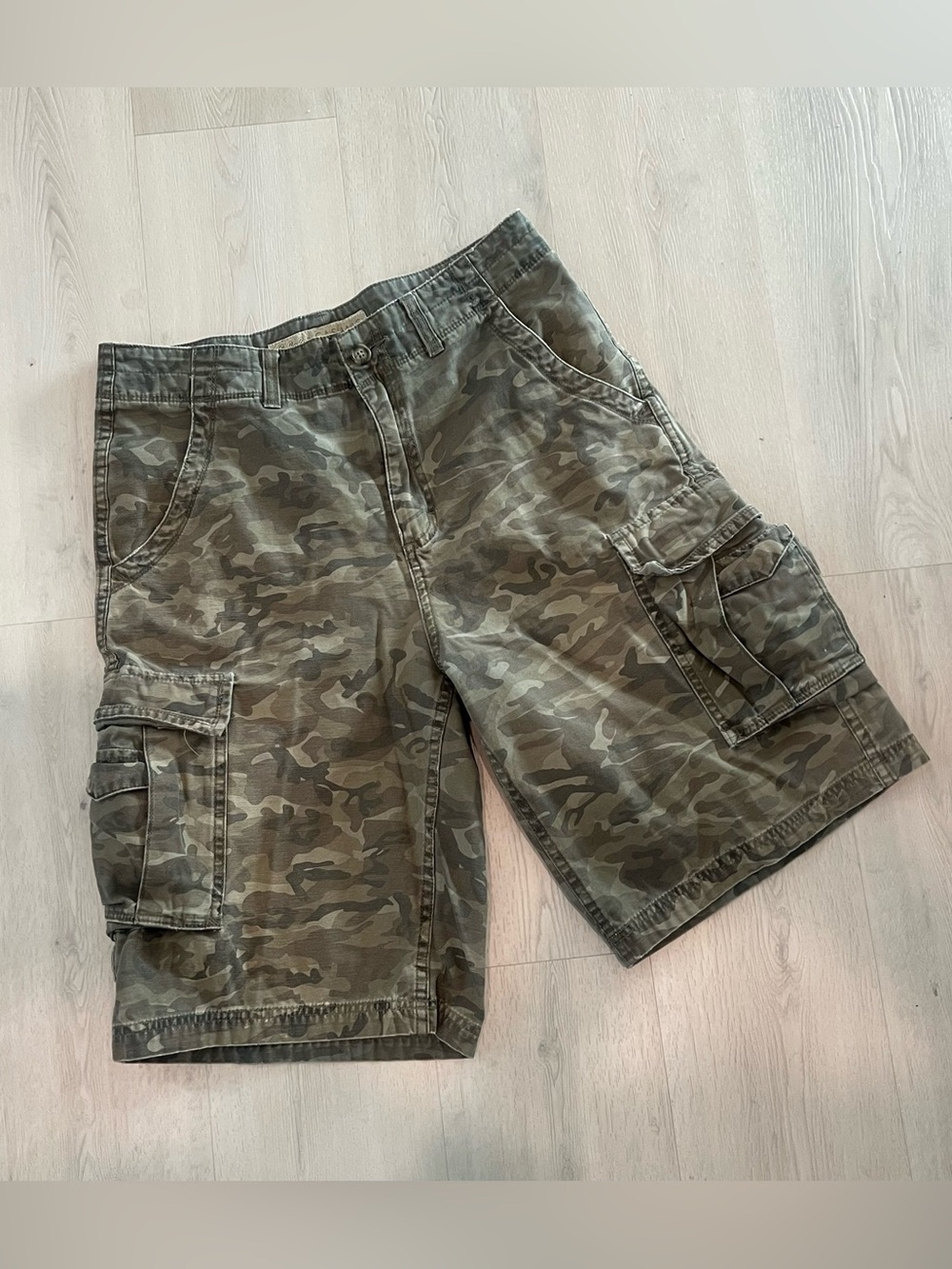 Cabelas camo cargo shorts, preowned 
L Size 32 men’s